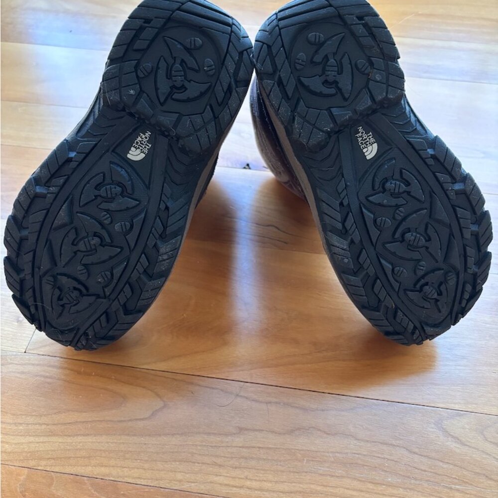 The North Face Garcons Snowboots - Kids Size 4. - Picture 4 of 5
